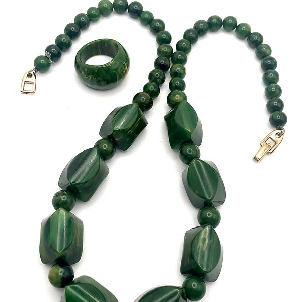 Juego de collar y anillo de color verde espinaca brillante, graduado, geofacetado y jaspeado, probado con baquelita, ~ 47 g; 19” de joyas únicas de “plástico temprano”