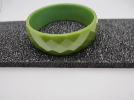 Beautiful Bakelite tested olive-green, facet-carv… - image 9