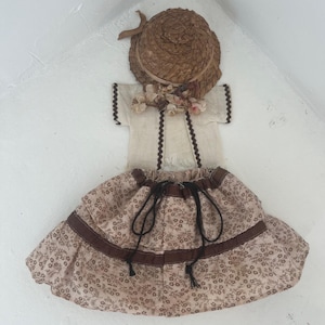 Conjunto de muñeca vintage con falda y chaqueta, chaleco y sombrero de granjero con estampado floral de flores en color beige y marrón