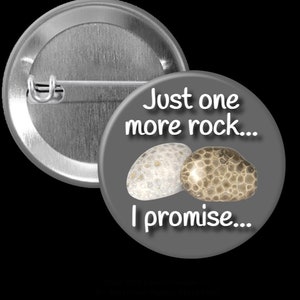 Puede incluir: Un botón gris con el texto "Just one more rock... I promise..." y una imagen de dos rocas.
