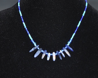 collar de cuentas azules