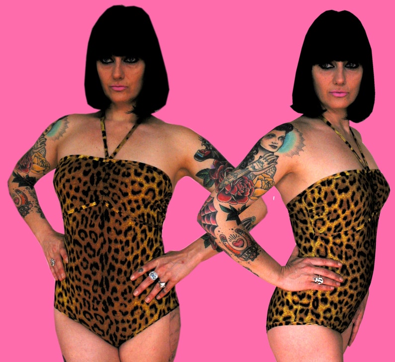 Op de afbeelding: Twee vrouwen in luipaardprint badpakken met halternek bandjes. Beide vrouwen hebben zwart haar en tatoeages op hun armen.