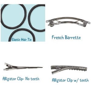 Op de afbeelding: Een close-up van vier haaraccessoires: een zwarte elastiek, een zilveren Franse barrette, een zilveren alligatorclip zonder tanden en een zilveren alligatorclip met tanden.  "Elastic Hair Tie", "French Barrette", "Alligator Clip - No teeth" en "Alligator Clip w/ teeth" zijn onder elke accessoire gelabeld.