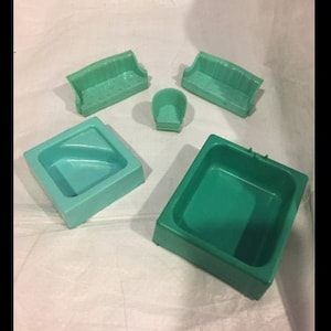 Vtg PuppenhausMöbel Aqua Hot Tubs Couchs -Debbie es Dream House +