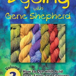 Peut inclure: DVD volume 2 de "Teinture avec Gene Shepherd" présentant un gros plan de pelotes de laine colorées et le titre "Comment teindre avec des colorants acides ; Taches et textures, Pots et casseroles".