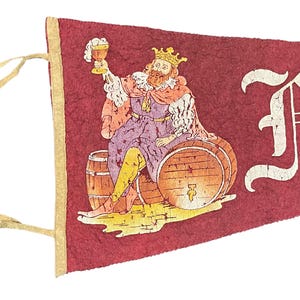 Fantastic Antique Circa 1910 Milwaukee Wisconsin 37 Inch Felt Pennant with King atop a Barrel of Beer Graphic - Early Breweriana