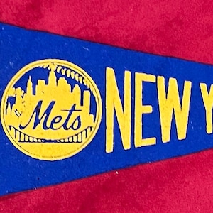 Vintage 1960&#39;s New York Mets 9 Inch Mini Size Baseball Pennant with Great Color