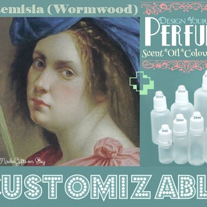 Könnte beinhalten: Ein Gemälde einer Frau mit einem blauen Kopftuch, einem rosa Kleid und einem grünen Blatt in der Hand. Das Bild trägt den Titel "Artemisia (Wormwood)". Unter dem Gemälde befindet sich ein Textüberlager, der "DESIGN YOUR OWN PERFUME Scent*Oil*Colour*Size" lautet und verschiedene klare Glasflaschen mit Tropfern in Größen von 5 ml bis 100 ml zeigt. Der Text "CUSTOMIZABLE" befindet sich am unteren Rand des Bildes.