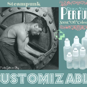 Puede incluir: Imagen de temática steampunk con un hombre trabajando en un gran engranaje metálico. La imagen se utiliza para anunciar botellas de perfume personalizables en varios tamaños, desde 5 ml hasta 100 ml. El texto dice "Diseña tu propio perfume" y "Aroma * Aceite * Color * Tamaño".