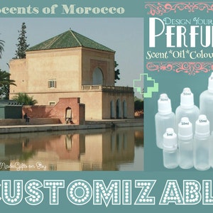 Könnte beinhalten: Ein Satz von sechs durchsichtigen Glasflaschen mit weißen Kappen, die von 5 ml bis 100 ml reichen. Die Flaschen sind mit ihrem Volumen in Millilitern beschriftet. Die Flaschen sind in einer Reihe auf einem blauen Hintergrund angeordnet. Der Text "DESIGN YOUR OWN PERFUME" wird in einer dekorativen rosa und weißen Schrift angezeigt. Der Text "Scent*Oil*Colour*Size" wird unter dem Haupttext angezeigt. Das Bild ist mit "Scents of Morocco" betitelt.