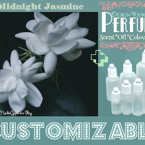 Könnte beinhalten: Eine weiße Jasminblüte vor einem dunkelgrünen Hintergrund. Das Bild zeigt auch eine Vielzahl von durchsichtigen Glasflaschen mit weißen Kappen, die mit verschiedenen Größen in Millilitern beschriftet sind. Der Text "DESIGN YOUR OWN PERFUME" ist in einem rosa-weißen floralen Design dargestellt. Der Text "Scent*Oil*Colour*Size" ist ebenfalls unter dem Haupttext dargestellt. Der Text "CUSTOMIZABLE" ist in weißen Buchstaben auf einem blaugrünen Hintergrund dargestellt.