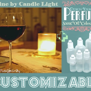 以下が含まれることがあります： 赤いワインのグラスが、灯りがともったろうそくを背景にテーブルの上に置かれています。 「Design Your Own Perfume」というテキストが、5mlから100mlまでのさまざまなサイズが揃った6本の透明なガラス瓶の上に表示されています。 「Customizable」というテキストが画像の下部に表示されています。