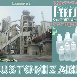 Könnte beinhalten: Eine Zementfabrik mit einem großen Schornstein und einem Schild mit der Aufschrift "Gestalte dein eigenes Parfum" mit den Worten "Duft* Öl* Farbe* Größe" darunter. Es gibt sechs durchsichtige Glasflaschen mit weißen Kappen und verschiedenen Größen, die mit dem Volumen in Millilitern beschriftet sind. Die Flaschen sind in einer Reihe vom kleinsten zum größten angeordnet. Der Text "ANPASSBAR" befindet sich am unteren Rand des Bildes.