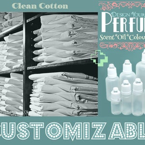 Könnte beinhalten: Ein Stapel weißer Baumwollstoffe auf Regalen mit einem Schild, auf dem "Clean Cotton" steht.  Auf der rechten Seite des Bildes befindet sich ein Schild mit der Aufschrift "Design Your Own Perfume" und darunter die Worte "Scent*Oil*Colour*Size".  Es gibt sechs durchsichtige Glasflaschen mit Tropfern in verschiedenen Größen, die mit Milliliter-Maßen beschriftet sind.