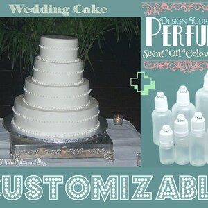 Może przedstawiać: Biały, wielopoziomowy tort weselny z perłowymi zdobieniami, prezentowany na srebrnym stojaku. Na zdjęciu znajdują się również konfigurowalne butelki perfum o różnych rozmiarach z napisem "Design Your Own Perfume". Wyświetlane jest również słowo "Customizable".