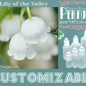 Könnte beinhalten: Nahaufnahme von weißen Maiglöckchen. Das Bild zeigt auch eine Auswahl an durchsichtigen Glasflaschen mit weißen Verschlüssen, die mit verschiedenen Größen in Millilitern beschriftet sind. Der Text "DESIGN YOUR OWN PERFUME" befindet sich oben im Bild. Der Text "Scent*Oil*Colour*Size" befindet sich unter dem Text "DESIGN YOUR OWN PERFUME". Der Text "CUSTOMIZABLE" befindet sich unten im Bild.