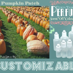 Könnte beinhalten: Ein Feld mit orangefarbenen Kürbissen mit einem Schild, auf dem "Pumpkin Patch" steht.  Auf der rechten Seite des Bildes befindet sich ein Schild mit der Aufschrift "Design Your Own Perfume" und darunter der Text "Scent* Oil* Colour* Size".  Es gibt sechs durchsichtige Glasflaschen mit weißen Kappen und Etiketten, die die Größe jeder Flasche in Millilitern angeben.  Der Text "CUSTOMIZABLE" befindet sich am unteren Rand des Bildes.