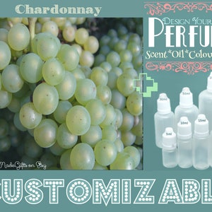 Könnte beinhalten: Eine Traube grüner Weintrauben mit dem Text "Chardonnay" darüber. Das Bild zeigt auch verschiedene klare Glasflaschen mit Tropfern, die mit verschiedenen Größen in Millilitern beschriftet sind. Der Text "DESIGN YOUR OWN PERFUME" befindet sich in einem rosa-weißen Dekorrahmen. Der Text "Scent*Oil*Colour*Size" befindet sich unter dem Rahmen. Der Text "CUSTOMIZABLE" befindet sich am unteren Rand des Bildes.