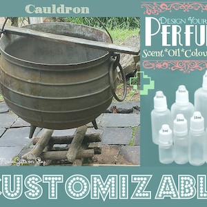 Peut inclure: Un grand chaudron rouillé est posé sur un trépied en bois au-dessus d'un feu. Le chaudron est utilisé pour créer des parfums personnalisés de différentes tailles, de 5 ml à 100 ml. Le texte "DESIGN YOUR OWN PERFUME" est affiché au-dessus des flacons.