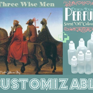 Könnte beinhalten: Drei Könige reiten auf Pferden, mit einer Anzeige für ein selbstgestaltetes Parfüm, die transparente Glasflaschen in verschiedenen Größen von 5 ml bis 100 ml zeigt. Der Anzeigentext lautet "Gestalten Sie Ihr eigenes Parfüm" und "Duft*Öl*Farbe*Größe".