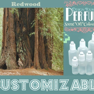 Könnte beinhalten: Das Bild zeigt einen riesigen Redwood-Baum mit rauer, strukturierter Rinde. Der Text "Redwood" befindet sich oben. Rechts sind verschiedene Größen klarer Parfümflaschen aus Kunststoff zu sehen, mit dem Text "Design Your Own PERFUME" und "CUSTOMIZABLE".