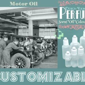 Könnte beinhalten: Ein Vintage-Foto von Mechanikern, die in einer Garage an einem Auto arbeiten. Das Bild wird verwendet, um personalisierbare Parfümfläschchen in verschiedenen Größen von 5 ml bis 100 ml zu bewerben. Der Text lautet "Gestalten Sie Ihr eigenes Parfum" und "Duft*Öl*Farbe*Größe".