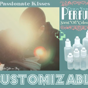 Puede incluir: La imagen muestra una pareja abrazándose, con el texto "Passionate Kisses". Junto a ellos, se exhiben varios frascos de perfume transparentes de diferentes tamaños, con texto que indica que son personalizables por aroma, aceite, color y tamaño.