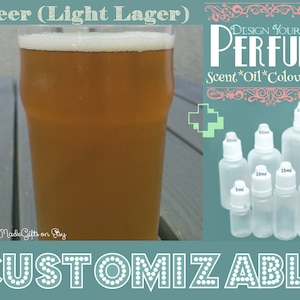 Könnte beinhalten: Ein Glas helles Lagerbier neben einer Anzeige für ein selbstgestaltetes Parfüm. Die Anzeige zeigt sechs klare Glasflaschen mit Tropfern in verschiedenen Größen von 5 ml bis 100 ml. Der Anzeigentext lautet "Gestalten Sie Ihr eigenes Parfüm" und "Duft*Öl*Farbe*Größe".