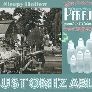 Puede incluir: Una foto vintage de Sleepy Hollow, Nueva York, con un grupo de mujeres de pie en un puente de madera. La imagen se utiliza para anunciar botellas de perfume personalizables en varios tamaños, desde 5 ml hasta 100 ml. El texto dice "Diseña tu propio perfume" y "Aroma * Aceite * Color * Tamaño".