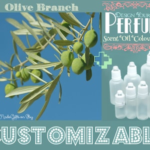 Könnte beinhalten: Eine personalisierbare Parfümflasche mit verschiedenen Größen zur Auswahl. Die Flaschen sind klar und haben einen weißen Verschluss. Das Bild zeigt auch einen Olivenzweig mit grünen Oliven vor blauem Himmel.