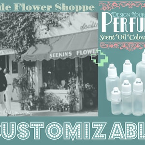 Może przedstawiać: Wizerunek vintage'owej witryny sklepowej z napisem "Olde Flower Shoppe" i napisem "Seekins Flower". Witryna jest ozdobiona kwiatami i roślinami. Obraz zawiera również napis "Design Your Own Perfume Scent*Oil*Colour*Size" i przedstawia różne przezroczyste szklane butelki o różnych rozmiarach, od 5 ml do 100 ml. Butelki są oznaczone swoim rozmiarem w mililitrach. Tekst "CUSTOMIZABLE" jest wyświetlany dużymi białymi literami na turkusowym tle.