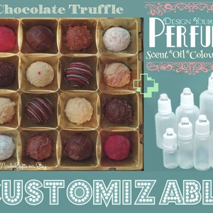 Puede incluir: Una caja de trufas de chocolate con una variedad de sabores. La caja está abierta y las trufas son visibles. La imagen también incluye un conjunto de botellas de perfume vacías de varios tamaños, con el texto "DESIGN YOUR OWN PERFUME" y "Scent*Oil*Colour*Size" encima. El texto "CUSTOMIZABLE" está en la parte inferior de la imagen.