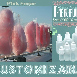 Könnte beinhalten: Rosa Zuckerwatte in durchsichtigen Plastiktüten, die an einem Metallgestell hängen. Das Bild zeigt auch eine Auswahl an durchsichtigen Glasflaschen mit weißen Verschlüssen, die mit verschiedenen Größen in Millilitern beschriftet sind. Der Text "DESIGN YOUR OWN PERFUME" ist in einer dekorativen Schriftart mit einem floralen Rahmen. Der Text "Scent*Oil*Colour*Size" befindet sich unter dem Titel. Der Text "CUSTOMIZABLE" befindet sich am unteren Rand des Bildes.