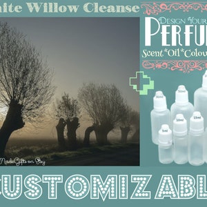 Puede incluir: Un frasco de perfume personalizable con una variedad de tamaños, desde 3 ml hasta 100 ml. Los frascos son transparentes y tienen una tapa blanca. La imagen también incluye un fondo de un bosque brumoso con sauces.