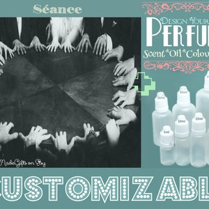 Puede incluir: Foto en blanco y negro de un grupo de manos de personas que alcanzan el centro de una mesa. El texto "Séance" está en la parte superior de la imagen. La parte inferior de la imagen tiene el texto "CUSTOMIZABLE" en letras blancas con un contorno punteado blanco. La imagen también incluye un cuadro de texto con las palabras "DESIGN YOUR OWN PERFUME Scent* Oil* Colour* Size" y una fila de seis botellas de vidrio transparente con tapas blancas y etiquetas que indican diferentes tamaños en mililitros.