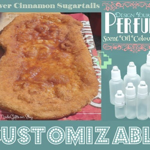 Może przedstawiać: Zbliżenie na złocisto-brązowy, smażony wypiek polany słodkim, pomarańczowym lukrem. Wypiek leży na czerwono-białej kratce. Na zdjęciu widać również różne przezroczyste butelki szklane z białymi zakrętkami, oznaczone różnymi rozmiarami w mililitrach. Tekst "DESIGN YOUR OWN PERFUME" jest w różowych i białych literach. Tekst "Scent*Oil*Colour*Size" jest w białych literach. Tekst "CUSTOMIZABLE" jest w białych literach z białą kropkowaną ramką.