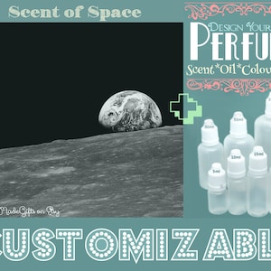 Könnte beinhalten: Ein Foto von der Erde, die über dem Mondhorizont aufgeht. Das Bild wird verwendet, um einen Service für personalisiertes Parfüm zu bewerben. Der Text lautet "Gestalten Sie Ihr eigenes Parfüm" und "Duft*Öl*Farbe*Größe". Das Bild zeigt sechs durchsichtige Glasflaschen mit weißen Verschlüssen in verschiedenen Größen: 5 ml, 10 ml, 15 ml, 20 ml, 30 ml und 100 ml.