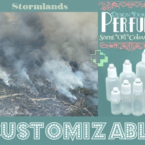 Może przedstawiać: Widok z lotu ptaka na pożar lasu z dymem unoszącym się z drzew. Na zdjęciu widać również zestaw przezroczystych szklanych butelek z białymi zakrętkami i etykietami wskazującymi różne rozmiary w mililitrach. Tekst "DESIGN YOUR OWN PERFUME" jest widoczny w prawym górnym rogu obrazu. Tekst "Scent*Oil*Colour*Size" jest widoczny pod tekstem "DESIGN YOUR OWN PERFUME". Tekst "CUSTOMIZABLE" jest widoczny dużymi białymi literami na dole obrazu.