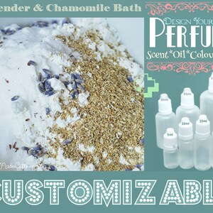 Op de afbeelding: Een witte kom gevuld met een mengsel van wit poeder, gedroogde lavendelknoppen en gedroogde kamillebloemen. De kom staat naast een set van zes doorzichtige glazen flessen met witte doppen. De flessen zijn gelabeld met verschillende maten in milliliter: 5 ml, 10 ml, 15 ml, 20 ml, 30 ml en 100 ml. De tekst "DESIGN YOUR OWN PERFUME" is geschreven in roze en witte letters op een teal achtergrond. De tekst "Scent*Oil*Colour*Size" is geschreven in witte letters op een teal achtergrond. De tekst "CUSTOMIZABLE" is geschreven in witte letters op een teal achtergrond.