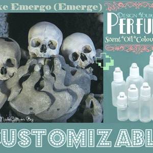Könnte beinhalten: Ein Schädel-Bild mit dem Text "Luxe Emergo (Emerge)" und "DESIGN YOUR OWN PERFUME Scent*Oil*Colour*Size". Das Bild zeigt auch eine Vielzahl von durchsichtigen Glasflaschen mit weißen Kappen, die mit verschiedenen Größen in Millilitern beschriftet sind: 5ml, 10ml, 15ml, 20ml, 30ml, 50ml und 100ml. Der Text "CUSTOMIZABLE" befindet sich am unteren Rand des Bildes.