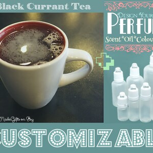 Könnte beinhalten: Eine weiße Tasse mit rotem Innenraum enthält schwarzen Johannisbeerttee. Das Bild zeigt auch verschiedene Größen klarer, anpassbarer Parfümflaschen mit dem Text "Design Your Own Perfume". Das Wort "Anpassbar" wird ebenfalls angezeigt.