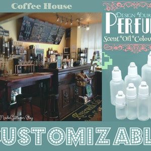 Może przedstawiać: Wnętrze kawiarni z barem i stołkami. Na zdjęciu widać również różne przezroczyste butelki szklane o różnych rozmiarach i etykietach, w tym 5 ml, 10 ml, 15 ml, 20 ml, 30 ml, 50 ml i 100 ml. Na zdjęciu widoczny jest tekst "DESIGN YOUR OWN PERFUME". Na zdjęciu widoczny jest również tekst "Scent*Oil*Colour*Size".