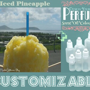 Könnte beinhalten: Ein gelbes Shave Ice mit einem blauen Strohhalm, einem tropischen Hintergrund und dem Text "Iced Pineapple". Das Bild zeigt auch eine Auswahl an durchsichtigen Glasflaschen mit weißen Kappen und dem Text "DESIGN YOUR OWN PERFUME Scent*Oil*Colour*Size" mit verschiedenen Flaschengrößen in Millilitern.