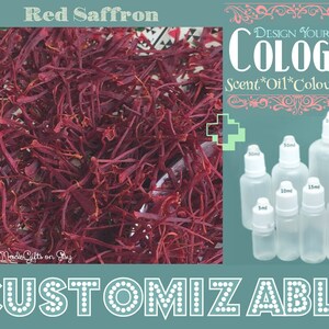 Könnte beinhalten: Rote Safran-Gewürze mit einer Nahaufnahme der Fäden.  Eine Anzeige für die Gestaltung Ihrer eigenen Cologne mit Flaschen in verschiedenen Größen: 5 ml, 10 ml, 15 ml, 20 ml, 50 ml und 100 ml.  Der Anzeigentext lautet "Gestalten Sie Ihre eigene Cologne" und "Duft*Öl*Farbe*Größe".  Der Text "ANPASSBAR" befindet sich am unteren Rand der Anzeige.