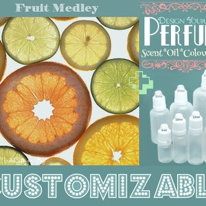 Puede incluir: Una variedad de rodajas de cítricos, incluyendo limones, limas y naranjas, dispuestas en un patrón circular. La imagen también muestra un conjunto de botellas de vidrio transparente con goteros, etiquetados con diferentes tamaños en mililitros, y el texto "DESIGN YOUR OWN PERFUME Scent*Oil*Colour*Size".