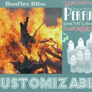 Puede incluir: Una hoguera arde intensamente con llamas y humo. La imagen también muestra un conjunto de botellas de vidrio transparente de diferentes tamaños, etiquetadas con medidas en mililitros. El texto "DESIGN YOUR OWN PERFUME" y "Scent*Oil*Colour*Size" se muestra sobre las botellas. El texto "CUSTOMIZABLE" se muestra en la parte inferior de la imagen.