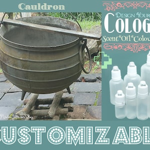 Peut inclure: Un chaudron en fonte rustique avec un couvercle en bois repose sur un lit de bûches. Le chaudron est entouré d'herbe verte et de pavés de pierre. L'image montre également une variété de flacons en verre transparent de différentes tailles, étiquetés avec des mesures en millilitres. Le texte "DESIGN YOUR OWN COLOGNE" est affiché dans un cadre décoratif rose et blanc. Le texte "Scent*Oil*Colour*Size" est affiché sous le cadre. Le texte "CUSTOMIZABLE" est affiché en grande police en bas de l'image.