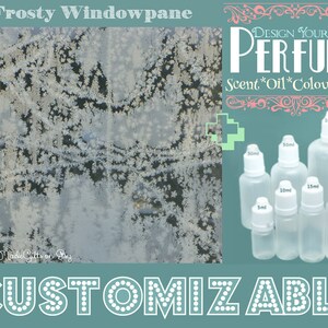 Könnte beinhalten: Eine gefrostete Fensterscheibe mit verschwommenem Hintergrund. Das Bild zeigt auch verschiedene klare Glasflaschen mit Tropfern, die mit verschiedenen Größen in Millilitern beschriftet sind, sowie den Text "DESIGN YOUR OWN PERFUME Scent*Oil*Colour*Size CUSTOMIZABLE".