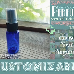 Puede incluir: Una botella de vidrio azul con una tapa negra y una boquilla de pulverización transparente. La botella está etiquetada con "DESIGN YOUR OWN PERFUME Scent*Oil*Colour*Size 15 mL Choose Your Fragrance CUSTOMIZABLE".