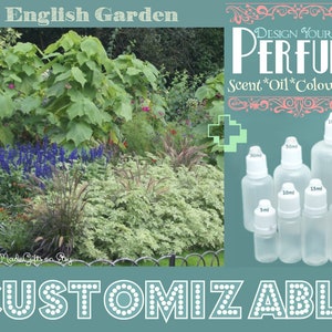 Może przedstawiać: Rząd przezroczystych szklanych butelek z białymi zakrętkami, oznaczonych różnymi rozmiarami w mililitrach. Butelki znajdują się przed zielonym tłem z tekstem "DESIGN YOUR OWN PERFUME Scent*Oil*Colour*Size" i "CUSTOMIZABLE" w białych literach.